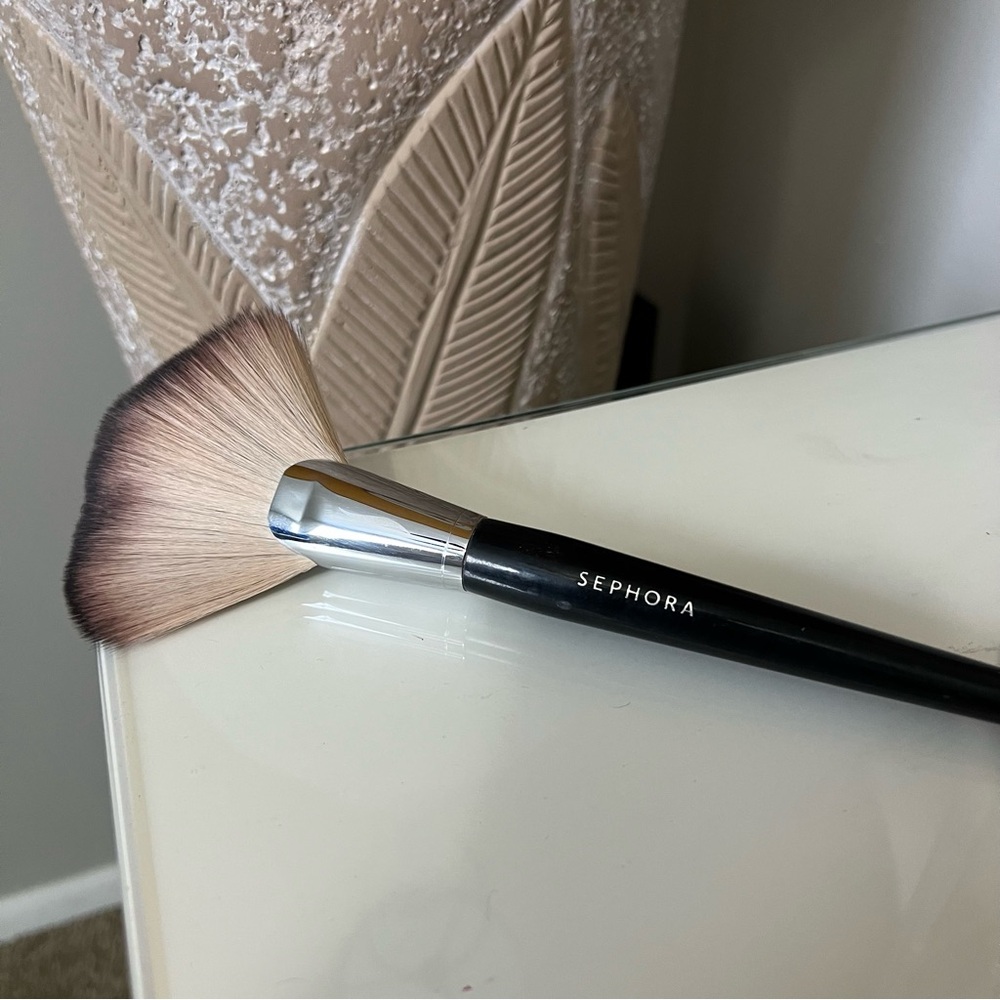 Sephora Pro Featherweight Fan Brush 92